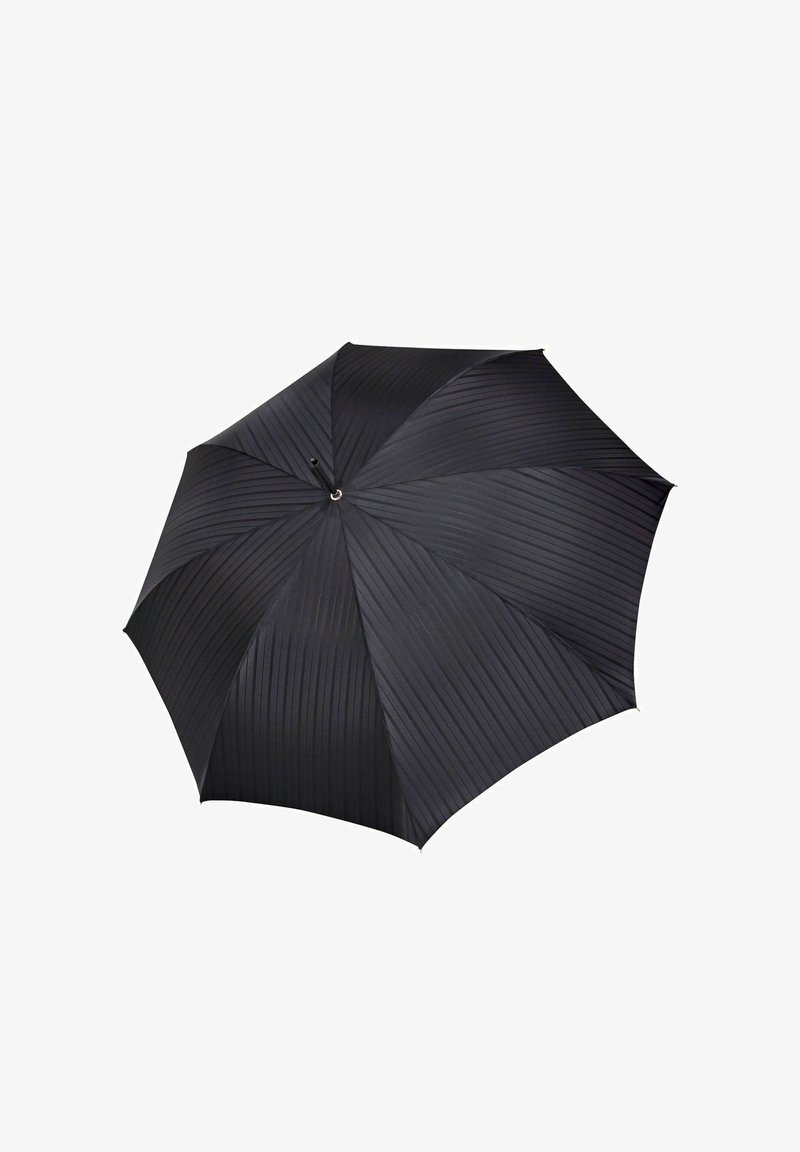 Ombrello nero con una texture rigata sulla sua copertura, completamente aperto contro uno sfondo bianco.