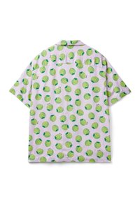 Koszula z krótkim rękawem z jasnofioletowej tkaniny z powtarzającym się zielonym wzorem ananasa, o luźnym kroju i standardowym kołnierzu.