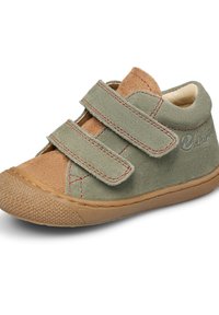 Zelená a hnědá semišová bota s dvěma suchými zipy, gumovou podrážkou, texturovaným špičkovým krytem a červenými stehy.