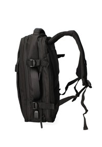 Zaino in tessuto nero con più scomparti con cerniera, spallacci regolabili imbottiti e fibbie laterali per una chiusura sicura. Pannello posteriore testurizzato.