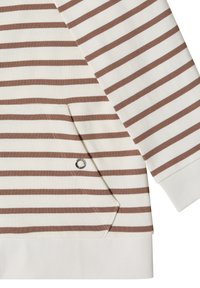 Détail de poche kangourou et de poignet de manche sur tissu blanc avec des rayures horizontales marron sweat-shirt.