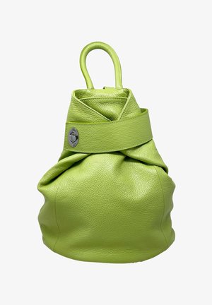 Grøn lædertaske med en struktureret overflade, der har en indsnøret design, en fremtrædende læderrem og en sølvspænde detalje.
