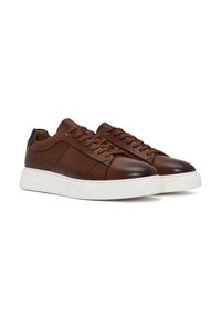 Sneakers in pelle marrone con una finitura liscia, dotate di un pannello laterale testurizzato, lacci piatti e suole in gomma bianca. Tallone posteriore accentato in blu scuro.