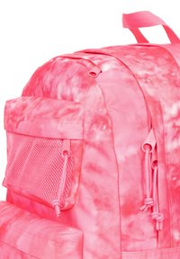 Rosa tie-dye ryggsäck gjord av slitstarkt tyg, med en mesh sidoficka, justerbara remmar och kontrasterande dragkedjehandtag.