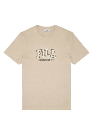 T-shirt beige a maniche corte con la scritta "FILA" in grandi lettere e "ESTABLISHED 1911" stampata sotto sul davanti.