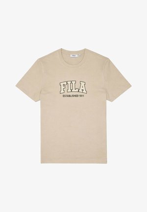 T-shirt beige a maniche corte con la scritta "FILA" in grandi lettere e "ESTABLISHED 1911" stampata sotto sul davanti.
