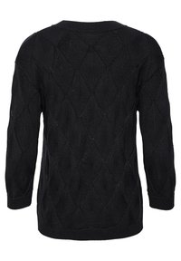 Črni pleteni pulover z diamantnim vzorcem, dolgimi rokavi in okroglim izrezom. Teksturiran material z rebrastimi manšetami in spodnjim robom.