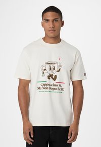 Fila APPAREL NAVIGLI CAFFÉ GRAPHIC - Camiseta estampada - egret