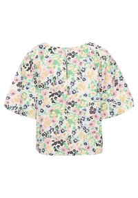 Bloes met bloemenprint en korte, brede mouwen. Kleurenschema's zijn onder andere roze, groen, geel en zwart op een lichte achtergrond. Beschikt over een knoopsluiting aan de achterkant.