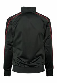 Schwarze Sportjacke mit hohem Kragen, roten Seiteneinsätzen und strukturiertem Stoff sowie gerippten Bündchen und Saum.