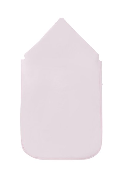 Jasnoróżowa torba na ubrania z trójkątnym wierzchołkiem, zaokrąglonymi dolnymi krawędziami i gładką powierzchnią. Brak widocznych wzorów lub detali sprzętowych.