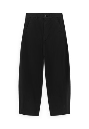 Pantalon noir à jambes larges et coupe courte avec poches avant, passants pour ceinture et fermeture à bouton, présenté sur un fond blanc.