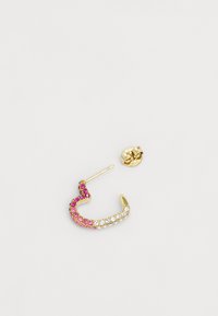 Boucle d'oreille en tone or avec un design courbé orné de cristaux roses et transparents. Comprend une fermeture par tige pour un maintien sécurisé.