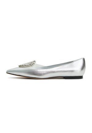 Ballerine metallizzate argento con punta affusolata, caratterizzate da un accento decorativo di strass sulla tomaia e un tacco basso nero. Texture liscia.