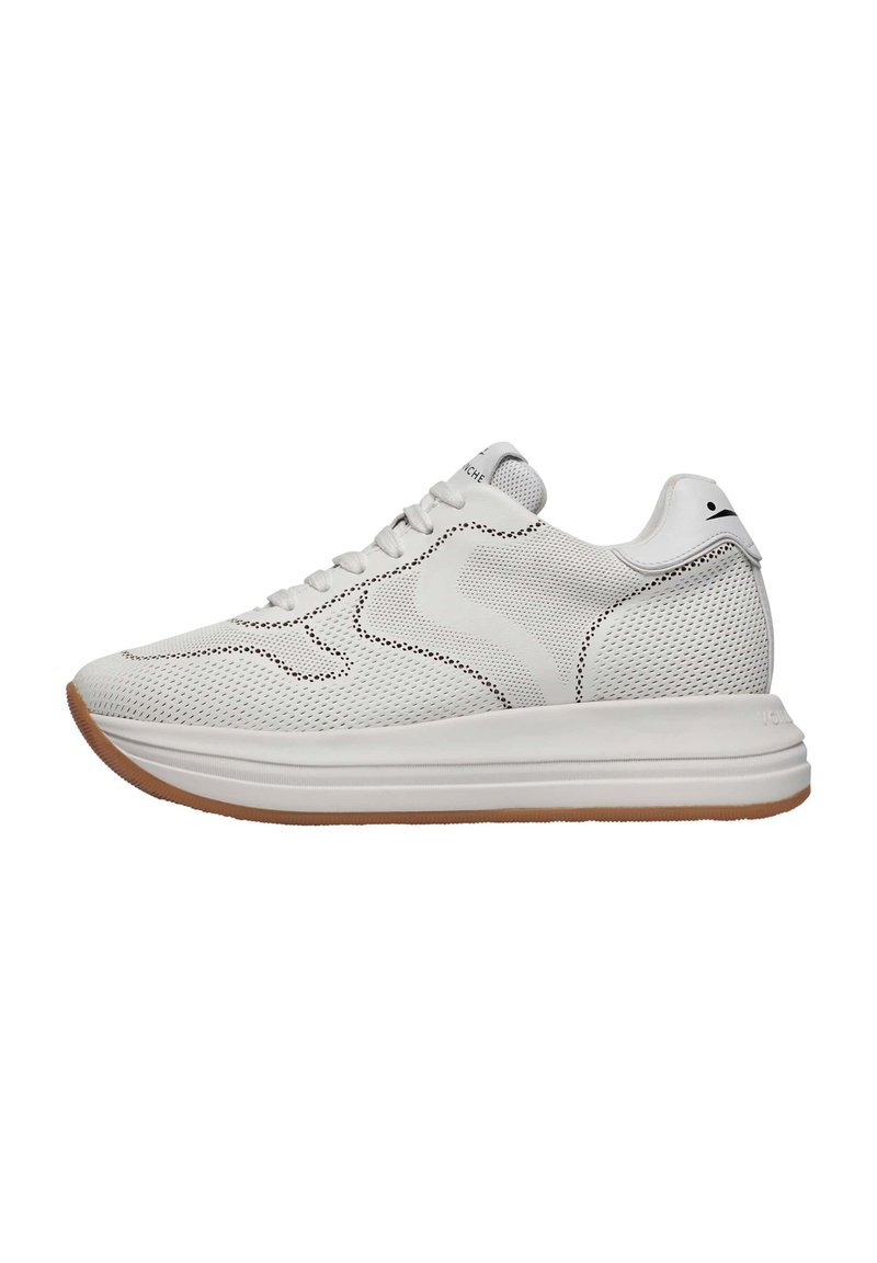 Sneaker bianche in rete con parte superiore testurizzata, punta rotonda e suola in gomma flessibile. Presentano dettagli perforati e un marchio discreto sulla linguetta.