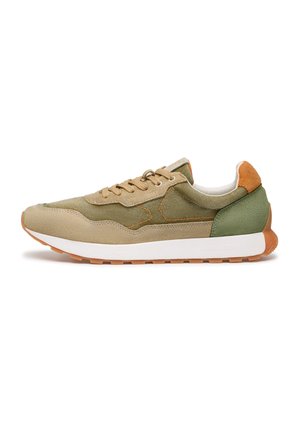 Scarpa da ginnastica casual a taglio basso con pannelli in camoscio e mesh beige, verde oliva e marrone, suola intermedia bianca e suola esterna in gomma testurizzata.