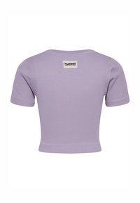 Kortärmad lila ribbad topp med runt halslinning, med en märkestagg bak, designad för en figurnära passform.