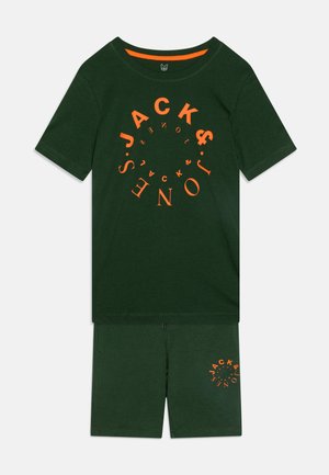 Conjunto de dois peças em algodão verde, apresentando uma t-shirt com um logótipo espiral laranja e calções combinando, ambos com uma textura suave.