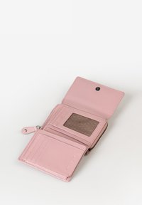 Portafoglio in pelle rosa con chiusura a zip, più slot per schede e una finestra trasparente per l'ID. Texture liscia e design minimalista.