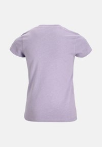 Lyserød kortærmet T-shirt lavet af blød bomuld, med en rund hals og en simpel, glat tekstur uden synlige mønstre eller detaljer.