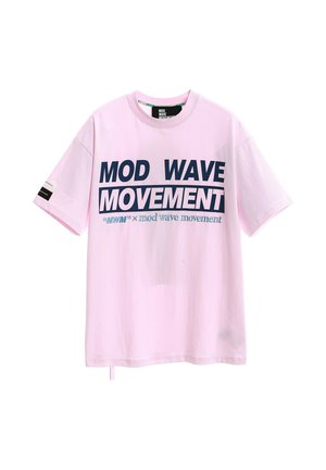 Camiseta rosa claro de manga corta con texto azul marino y blanco "MOD WAVE MOVEMENT" y texto azul más pequeño impreso debajo en la parte delantera.