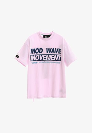 Camiseta rosa claro de manga corta con texto azul marino y blanco "MOD WAVE MOVEMENT" y texto azul más pequeño impreso debajo en la parte delantera.