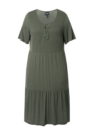 Vestido verde oliva con mangas cortas, sección superior fruncida y un fondo acampanado. Presenta un escote redondo y un lazo en el cuello.