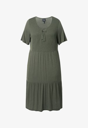 Abito verde oliva con maniche corte, una parte superiore arricciata e un fondo svasato. Presenta un collo a scollo rotondo e una cravatta al neckline.