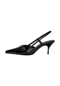 Čierne lakované kožené slingback topánky s ostrou špičkou, tromi dekoratívnymi popruhmi s sponami a úzkym podpätkom. Hladký povrch.