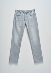 Svetlo sivi denim jogger hlače z elastičnim pasom in vrvico, ki imajo dva sprednja žepa in ohlapno zasnovo.