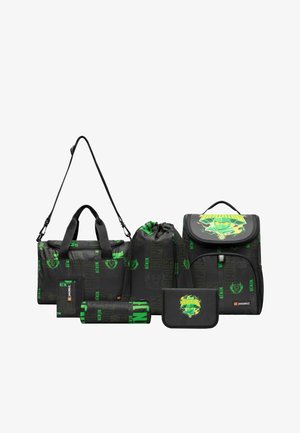 Conjunto de bolsos LEGO Ninjago en negro y verde que incluye una mochila, bolsa de deporte, mochila con cordón, cartera y estuches para lápices con gráficos de ninjas.