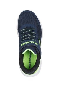 Scarpa sportiva blu navy con parte superiore in rete, dettagli verdi, suola bianca e fascia con marchio. Caratterizzata da una chiusura con lacci e un interno imbottito.