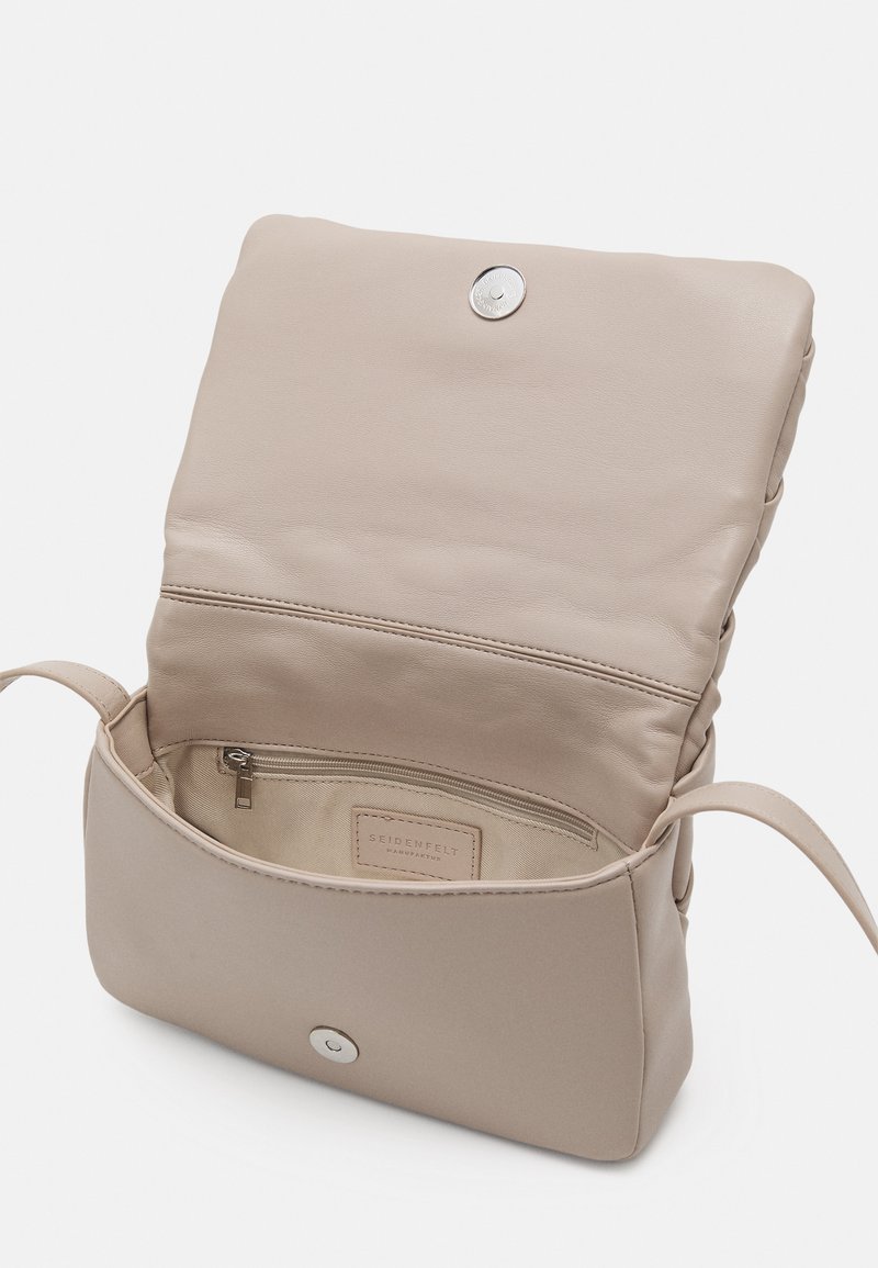Damen Handtaschen | Seidenfelt CROSSBAG Umhängetasche soft taupe/taupe - GY23670 Damen Handtaschen | Seidenfelt CROSSBAG Umhängetasche soft taupe/taupe - GY23670