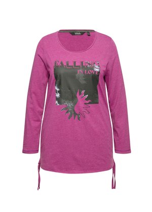 Koszula z długim rękawem w jasnoróżowym kolorze z bawełny, z czarnym nadrukiem graficznym z napisem "Falling in Love" oraz bocznymi wiązaniami dla regulowanego dopasowania.