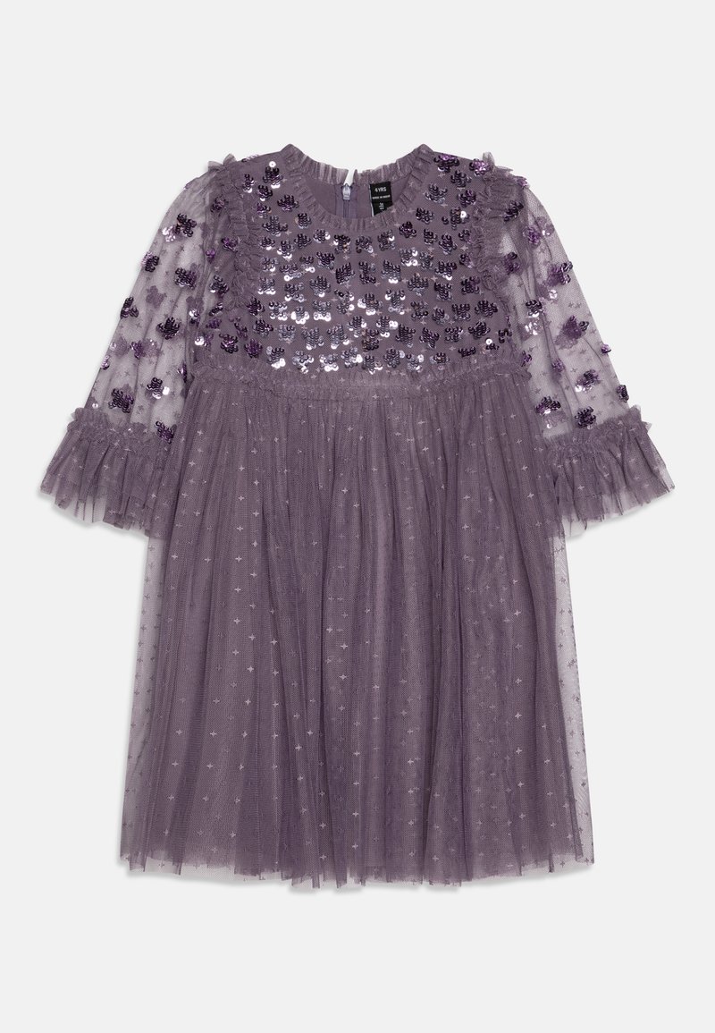 Fialové tylové šaty se zdobeným korzetem, krátkými volánovými rukávy a vrstvenou sukní s hvězdnými vzory. Zapínání na zip na zadní straně.