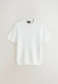 Haut en maille blanc à manches courtes avec un motif texturé horizontal subtil et un col rond, présenté à plat sur un fond clair uni.