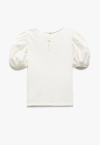 Hvid top med bluserærmer med en tekstureret overflade. Knaplukning bagpå. Enkel, rund halsudskæring og cropped design.