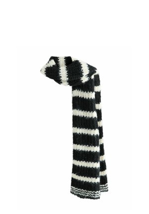 Écharpe tricotée rayée noir et blanc avec des bandes horizontales épaisses alternées et une texture duveteuse, drapée sur un fond blanc.