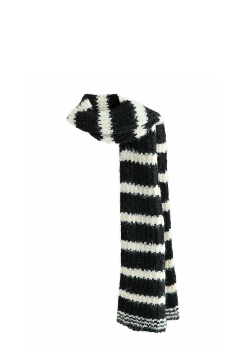 Écharpe tricotée rayée noir et blanc avec des bandes horizontales épaisses alternées et une texture duveteuse, drapée sur un fond blanc.