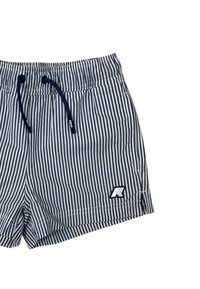 Costumi da bagno a righe navy e bianche con elastico in vita e corde di regolazione, dotati di un piccolo logo e cuciture di colore uniforme. Tessuto leggero e confortevole.