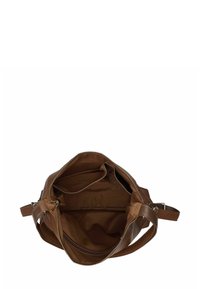 Bolso de cuero marrón con cierre de cremallera, que presenta un diseño no estructurado y un interior espacioso. Incluye bolsillos interiores y una correa para el hombro.