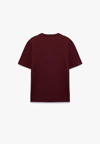 Bordeaux kleurig T-shirt met korte mouwen van katoen. Het heeft een klassieke ronde hals en een recht uitgesneden zoom zonder zichtbare logo's of patronen.