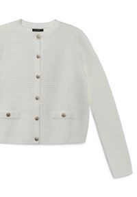 Weißer strukturierter Cardigan mit rundem Halsausschnitt, Knopfleiste vorne und zwei aufgesetzten Taschen, geschmückt mit dekorativen Silberknöpfen.