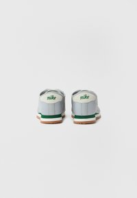 Nike Sportswear CORTEZ - Športni copati - wolf grey/sport green/summit white/gum med brown