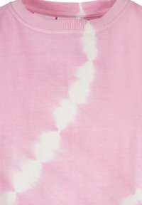 Rosa tie-dye sweatshirt med en mjuk bomullstextur. Har ett vitt spiral mönster och en ribbad rund halsringning. Ingen synlig hårdvara.