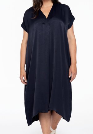 Laivastonsininen, polvipituinen mekko, valmistettu sileästä kankaasta. Siinä on V-aukko ja lyhyet hihat, sekä liehuva A-linjainen siluetti.