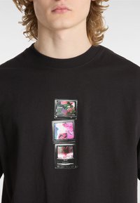 Vans VEE TV - T-shirt med print - black