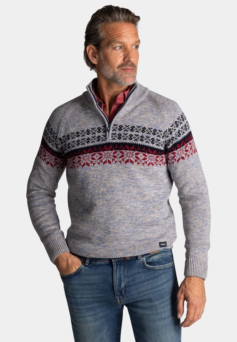 Gelaagde breipullover in lichtgrijs met een patroonband van rode, zwarte en witte sneeuwvlokken. Heeft een halflange ritskraag en geribbelde manchetten.