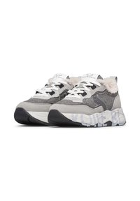 Sneaker alte grigie con tomaia texturizzata, rivestimento morbido e lacci bianchi. Presentano una suola spessa con un design a motivi.