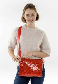 Emily & Noah BELINDA - Bandolera - red